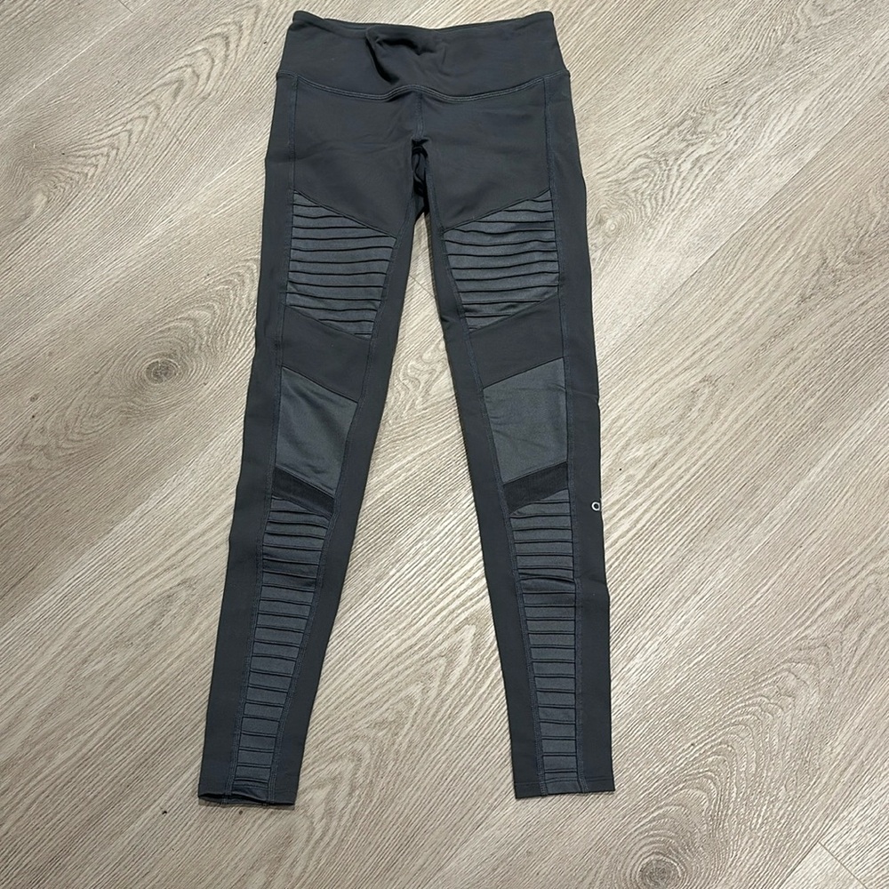 Alo Moto Leggings in Anthracite - Picture 2 of 6